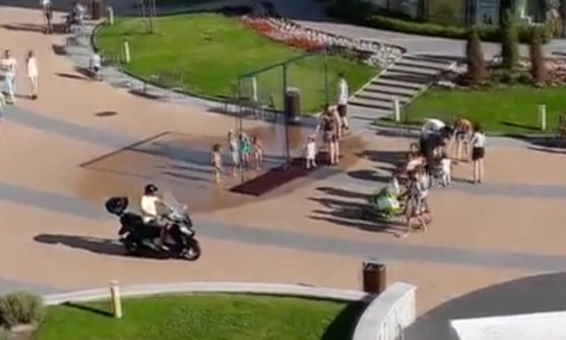 Videó: Így cikáznak a szabálytalan motorosok a gyalogosok között Siófokon