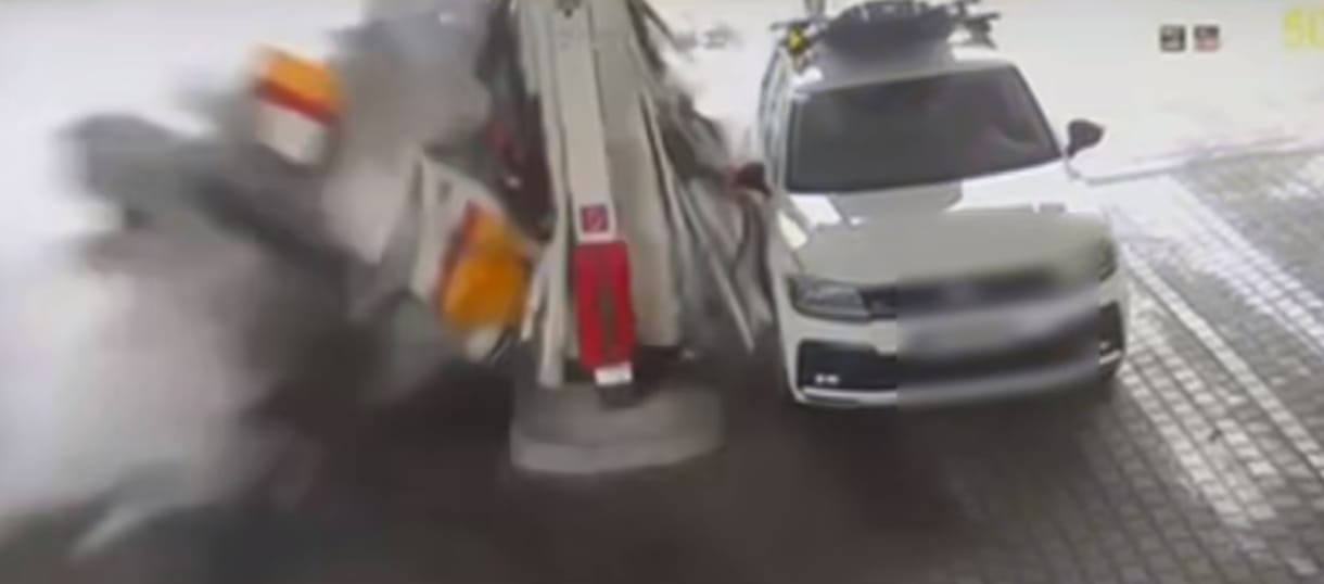 Nagy sebességgel csapódott benzinkútnak egy autós Szlovákiában – videó
