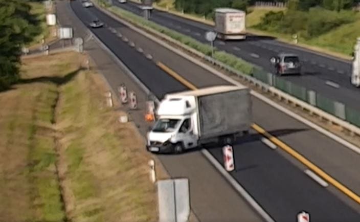 Kacsázva tolatni kezdett a teherautós az autópályán, miután elnézte a lehajtót – videó