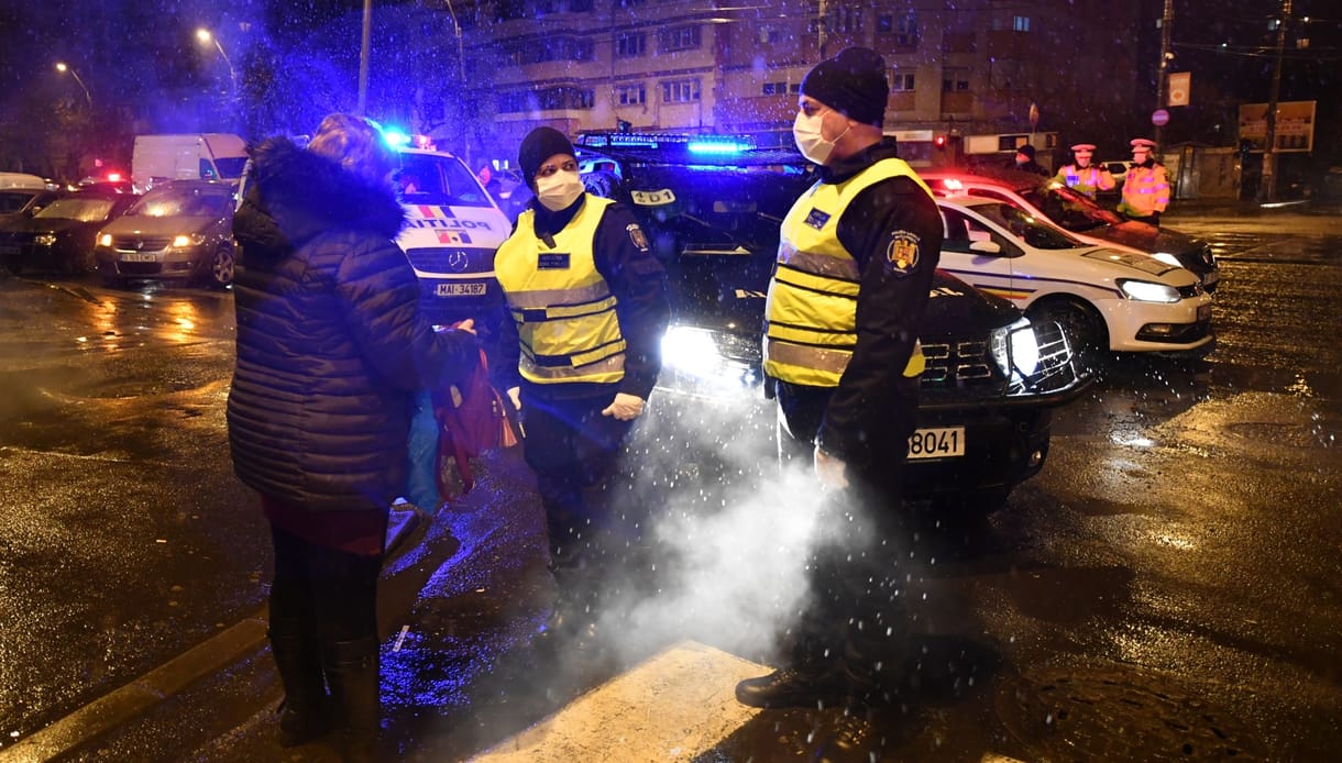 Alkotmányellenesen bírságolták vagyonokra a kijárási tilalom megsértőit Romániában 