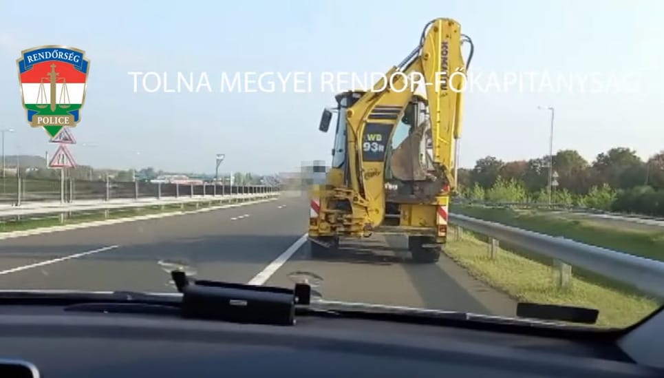 Rátévedt az M6-osra egy munkagép sofőrje – videó