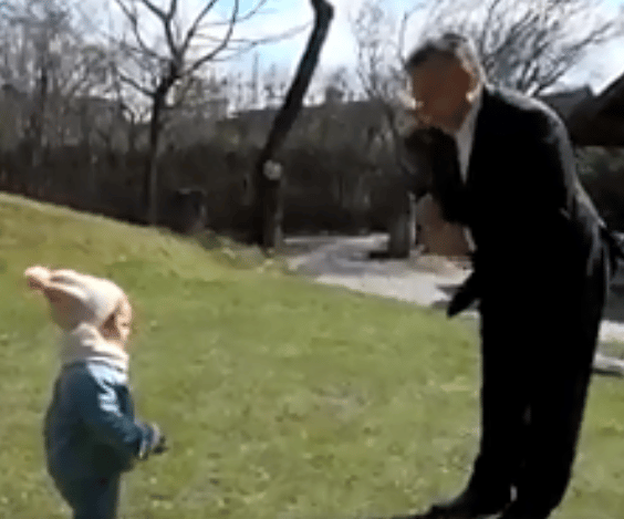 Orbán megint gyerekkel kampányol