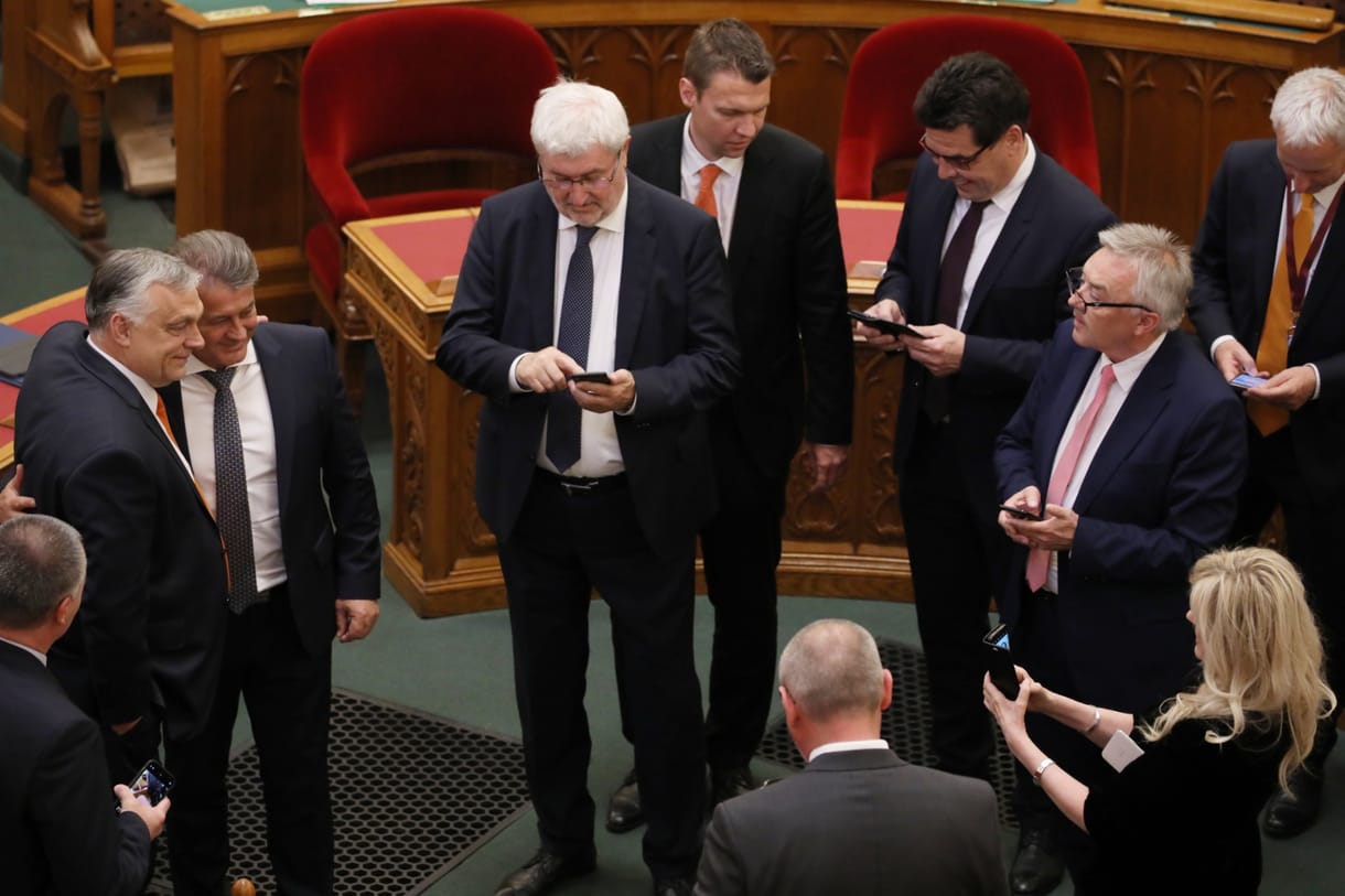Szelfidömping várta Orbán Viktort a parlament alakuló ülésén