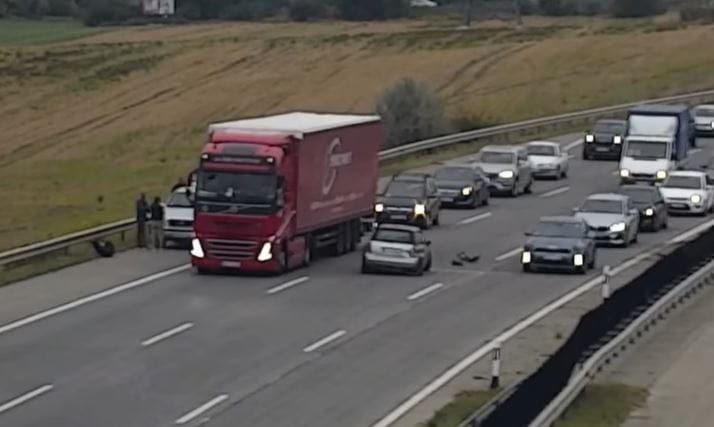 Egyszerre akart sávot váltani két autós az M0-son, az ijedtségből baleset lett – videó