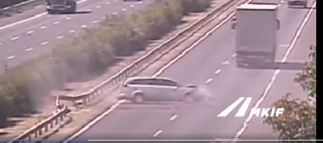 Elgurult kerekek, teherkocsira akadt autó – nyugtalanító baleseti videókkal figyelmeztetnek a követési távolság betartására