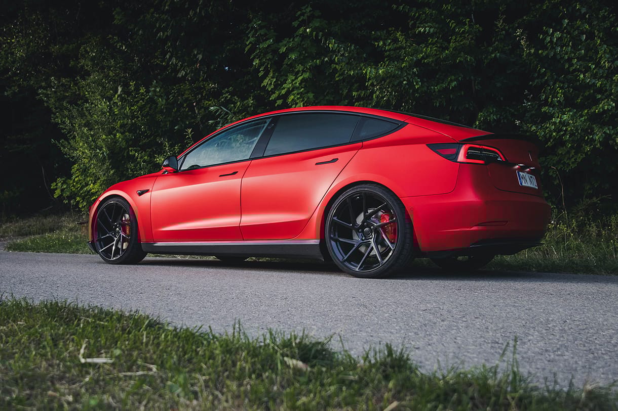 Kis ültetés és fólia, máris nem átlagautós a Tesla Model 3