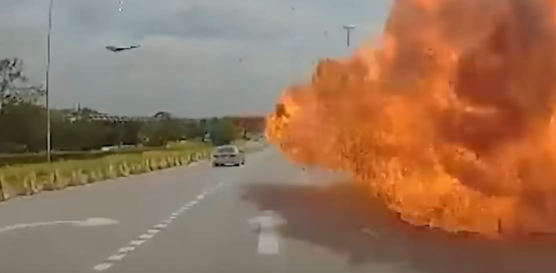 Repülőgép zuhant egy gyorsforgalmi útra Malajziában, sokan meghaltak – videó