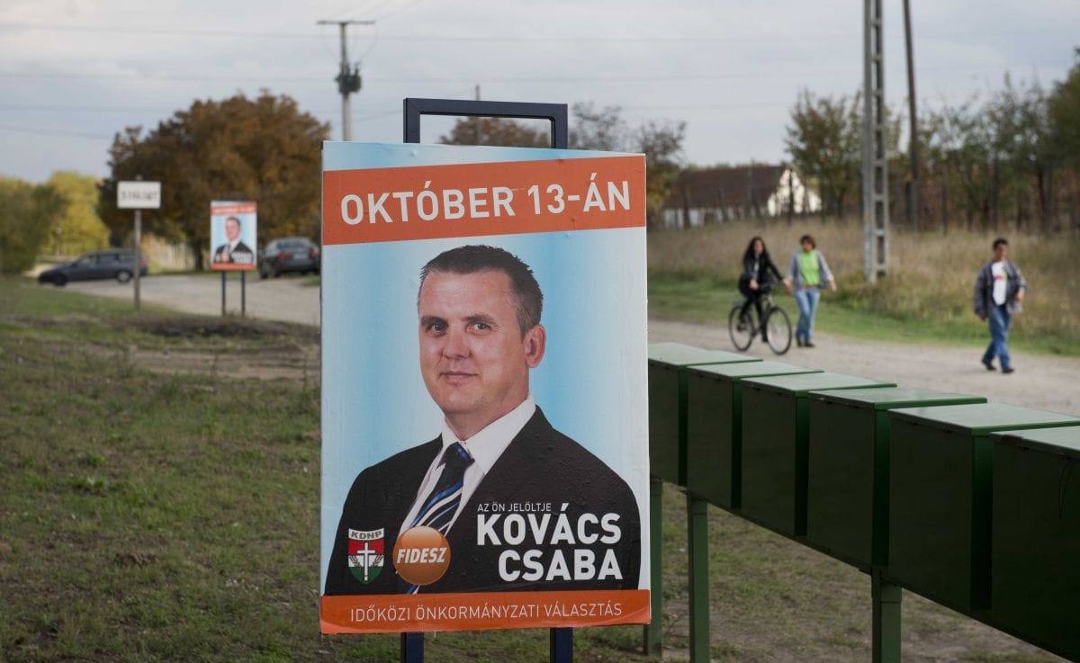 Itt a bizonyíték a csalásra: pénzért és tűzifáért szavaztak Baján
