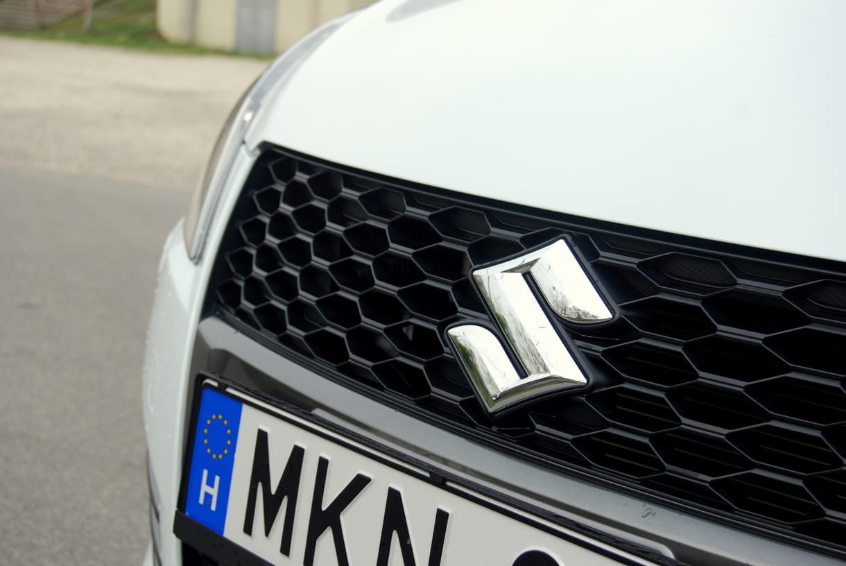 Légzsák- és motorhiba miatt hívnak vissza több ezer Suzukit