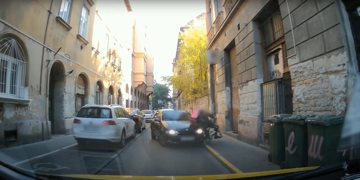 Vádat emeltek a sofőr ellen, aki szándékosan gázolt el egy biciklis futárt – videó