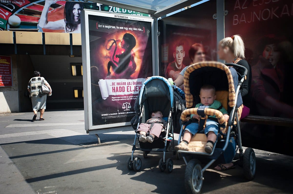 Megoszlanak a vélemények a kormány abortuszellenes kampányáról