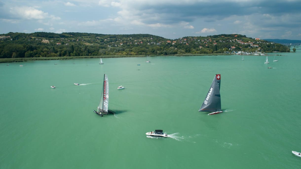 Didergő fiatalokat húztak ki egy Balatonon hányódó lélekvesztőből