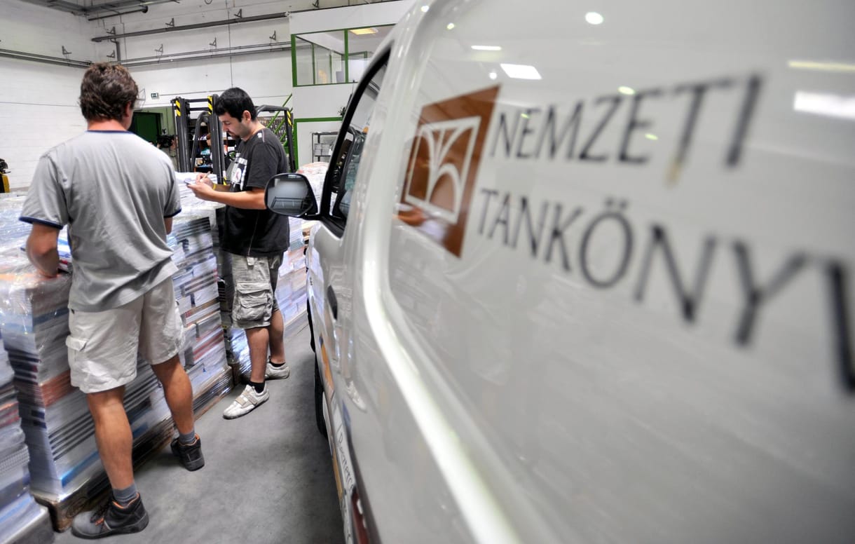 Iskolakezdés: mennyibe fájnak a tankönyvek?