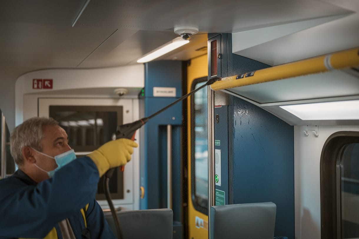 Közlekedés az ünnepek alatt: kisokost adott ki a MÁV és a Volánbusz