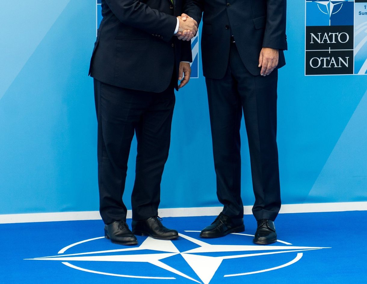 Bréking: Orbán Viktor nem a hurkás nadrágjában ment a NATO-csúcsra