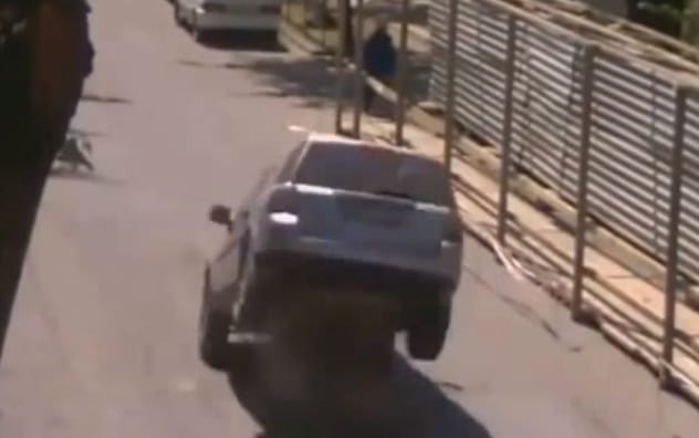 Ez történik, ha beszakadt aszfaltra hajt az ember - videó
