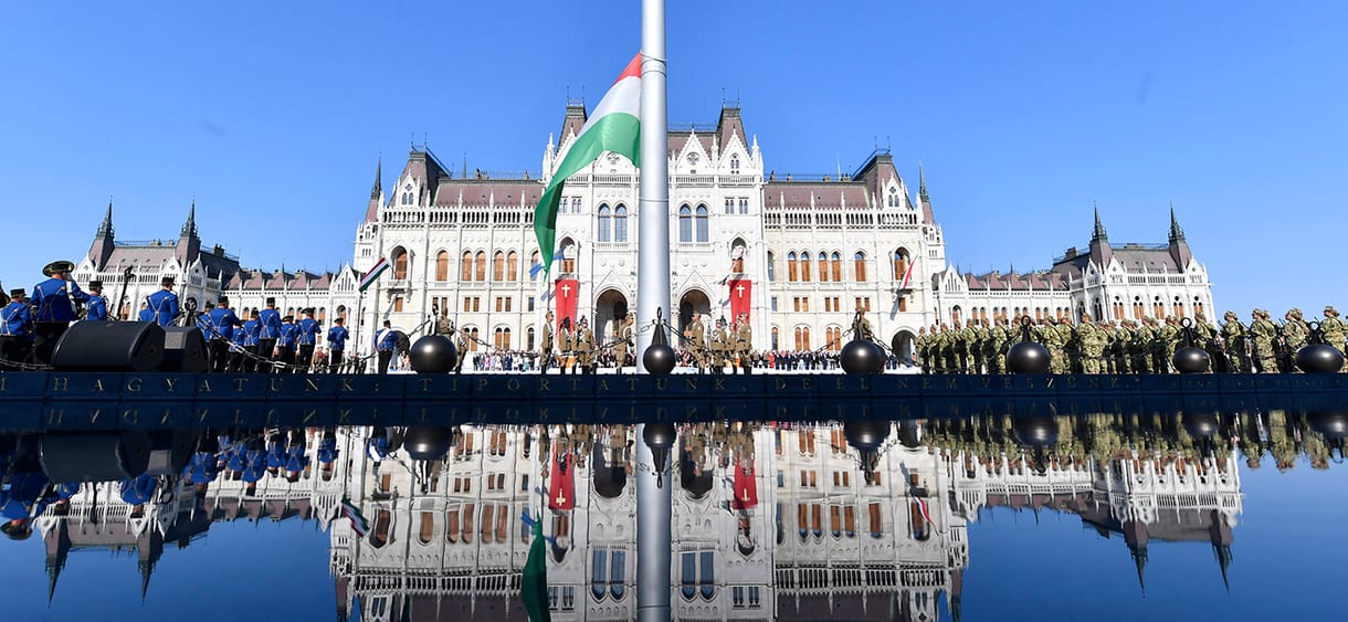 Tüntetnek a „rabszolgatörvény” ellen, de a rendőrség lezárta a Kossuth teret