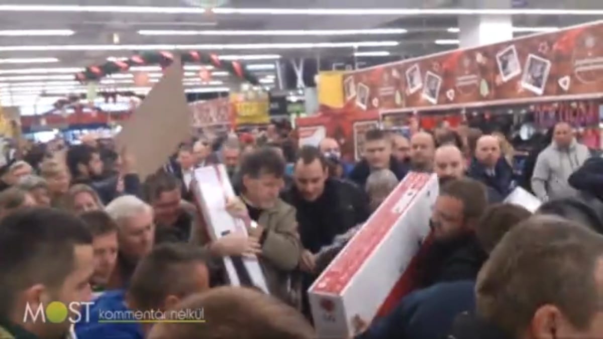 Egymást taposták az emberek az olcsó tévéért a kaposvári Tescóban - videó
