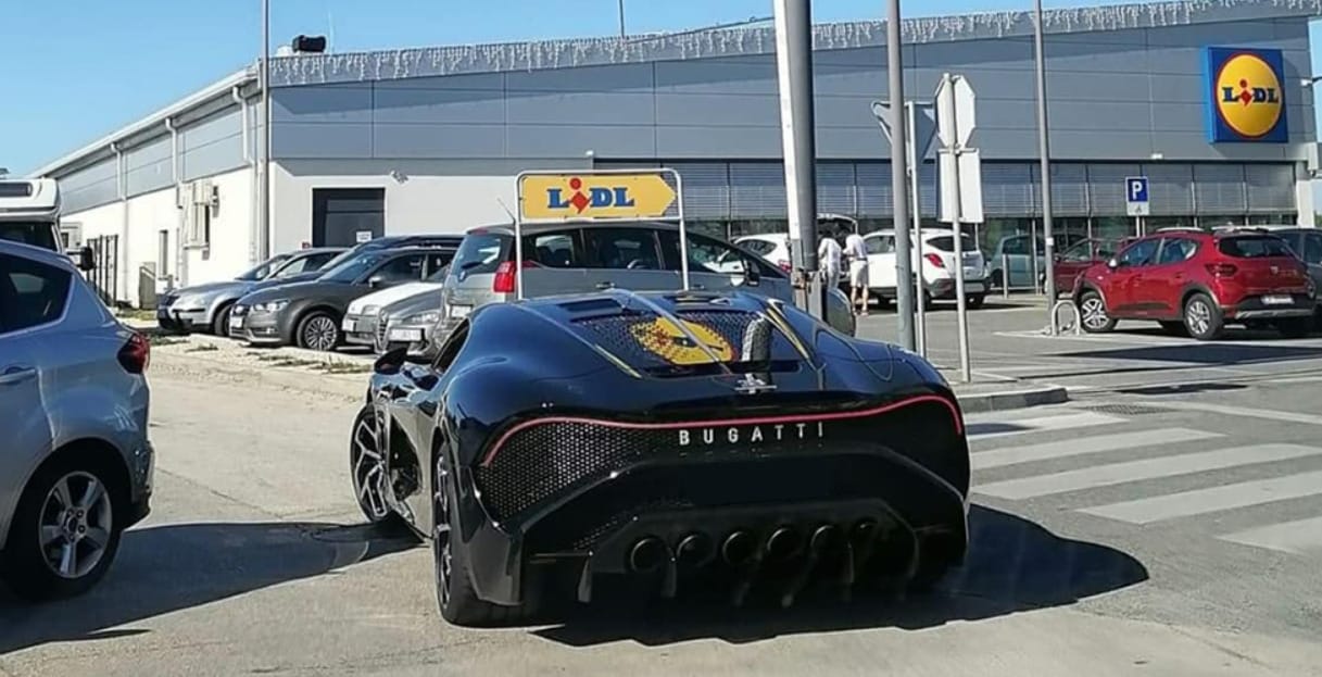 Bugattival a Lidlbe? – az élet aprócska igazsága lenne egy ilyen jelenet