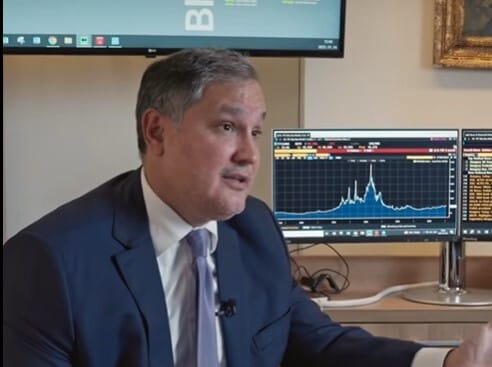 Gázos grafikon előtt magyarázza Nagy Márton az infláció alatti nyugdíjemelést 