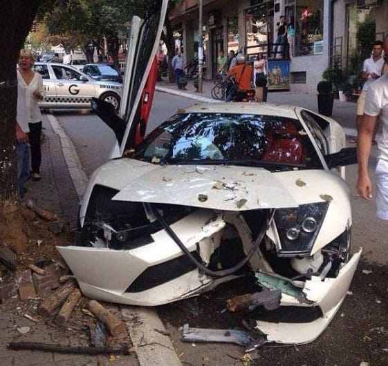 Lamborghini Murcielagót zúzott egy nő Pristinában – fotók