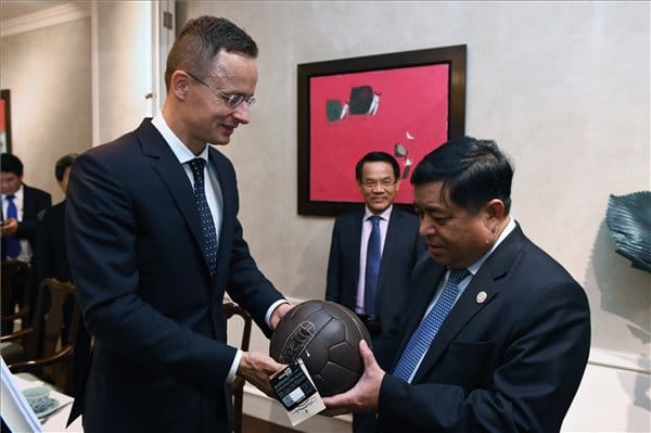 Jól bevásároltak Puskás-mezből Szijjártóék, örülhet Orbán kedvenc sportújságírója