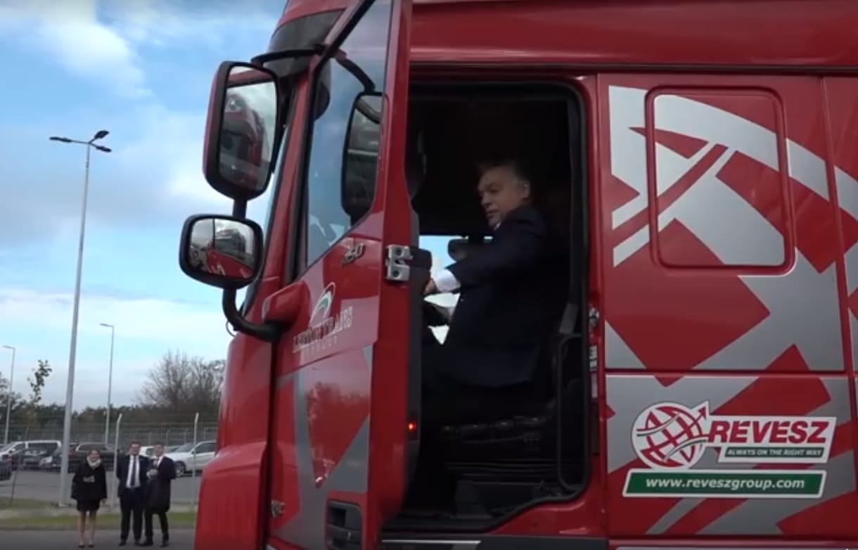 Ilyen lenne Orbán Viktor kamionsofőrnek – videó