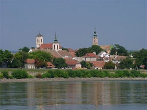 Botrány vagy beruházás? Eltűnik az utcakő Szentendrén