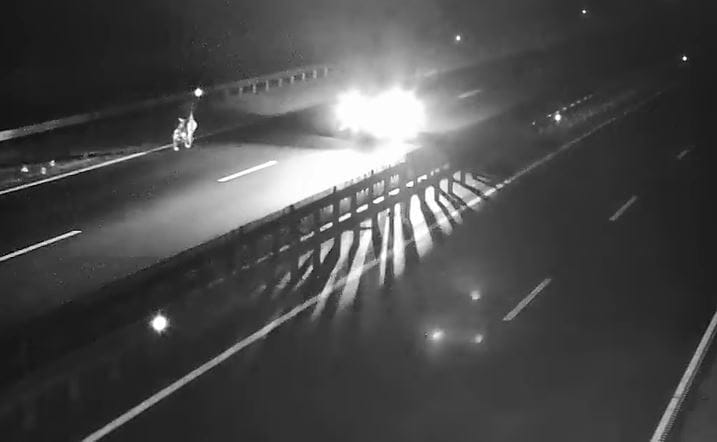 Éjszaka, lámpa nélkül biciklizett valaki az M4-es autópályán