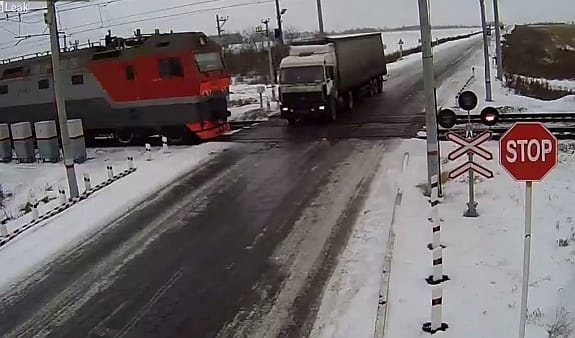 Videó: Rácsúszott a kamion a sínre, két vonat gázolta el