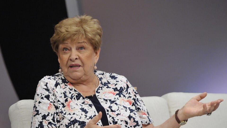 Pásztor Erzsi elesett a Játékszín előtt, és térdig becsúszott egy parkoló autó alá