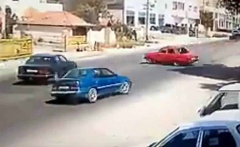 Ekkora mázlija nem lehet egy autósnak, pedig mégis – videó