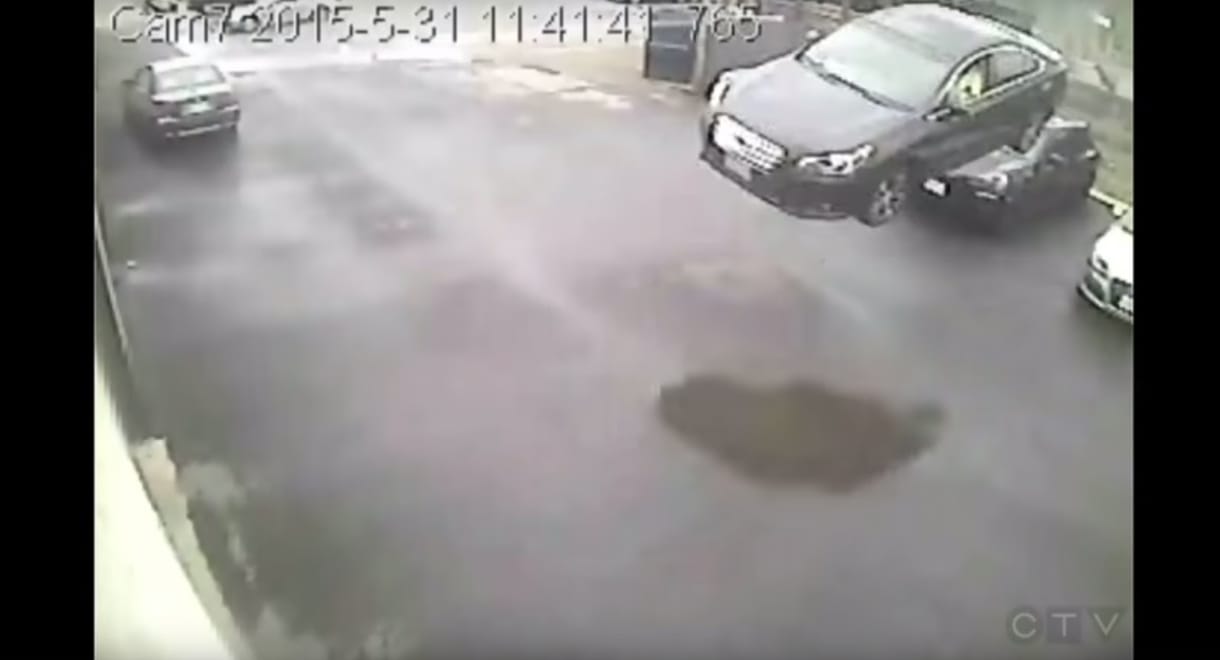 Videó: átrepült egy falon és két parkoló kocsin is egy ügyetlenkedő kanadai autós