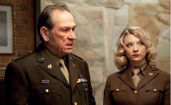 Tommy Lee Jones vissza tér és Douglas McArthur tábornokot kelti életre