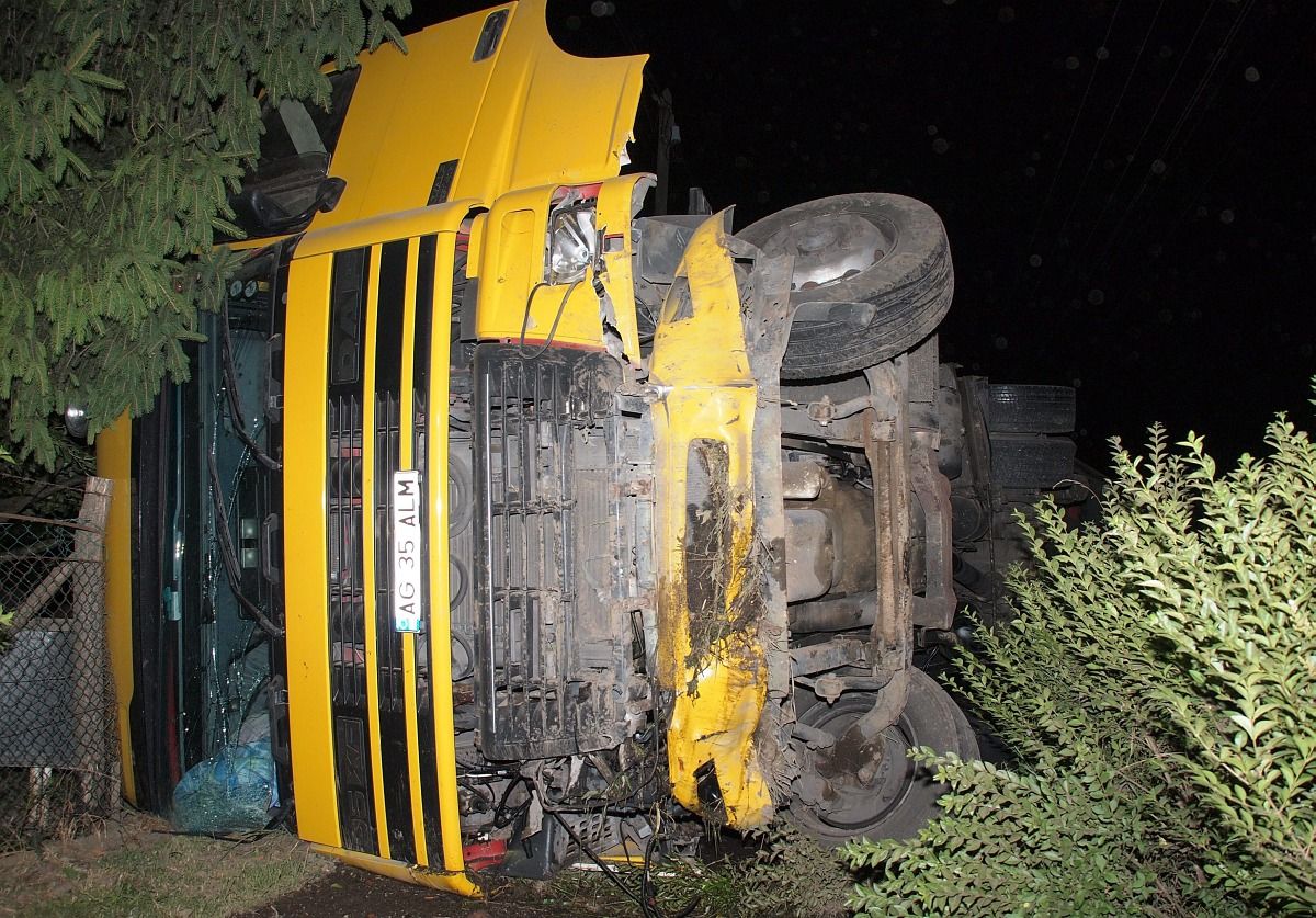 Fotó: kamion csapódott egy ház kerítésének a 44-esen