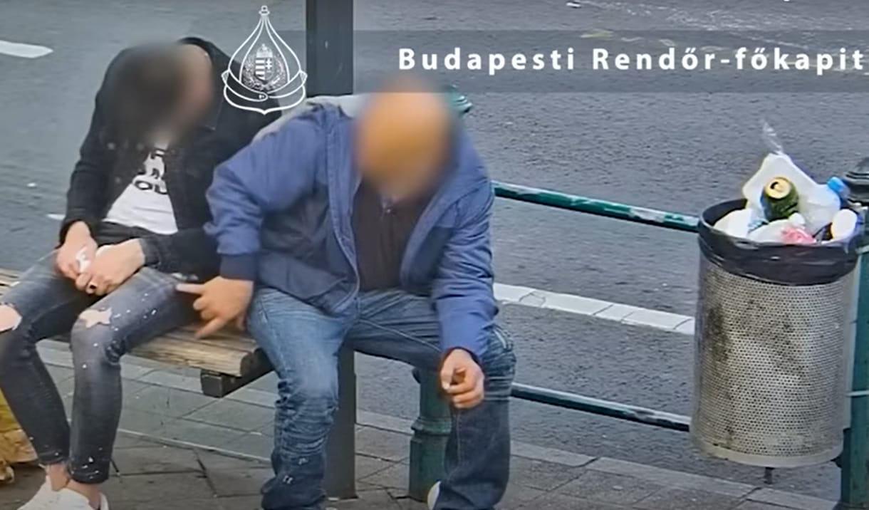 Fényes nappal rabolt ki egy alvó fiatalt a 4-6-os villamos megállójában, percek alatt elfogták – videó