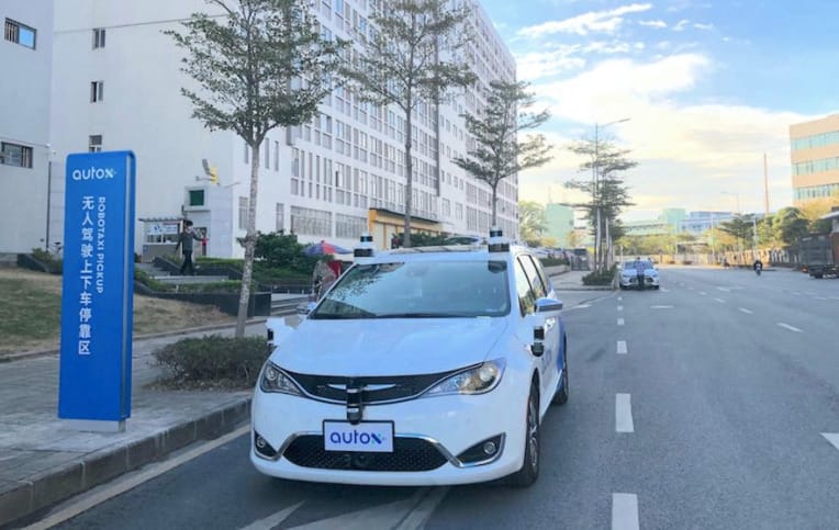 Videóra vették, ahogy káoszos forgalomban navigál a vezető nélküli taxi