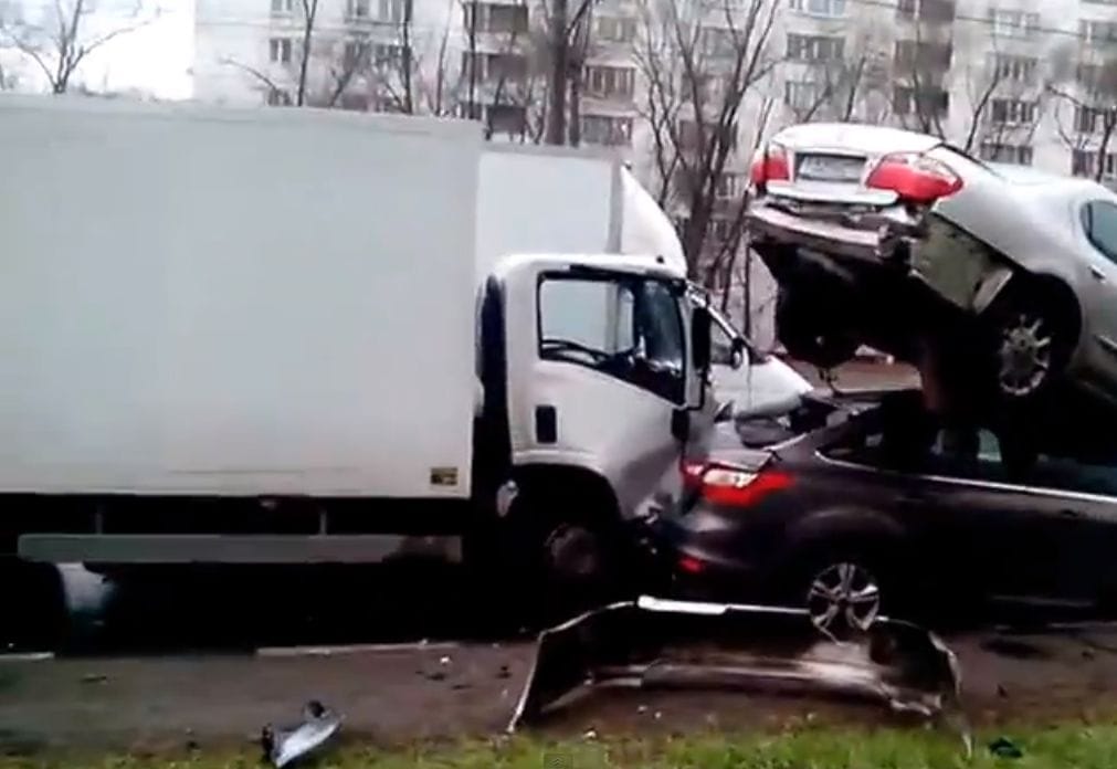Egész autócsordát tört össze egy teherautós - videó