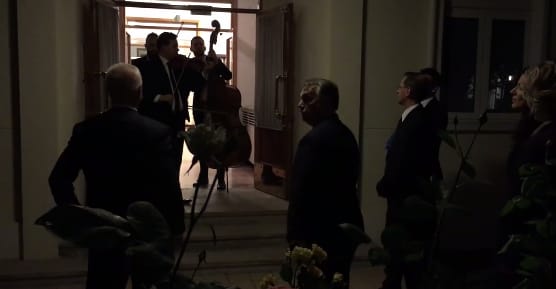 Orbán Viktor nótát énekelt a kínaiaknak – már hétfő reggel megvan a hét videója