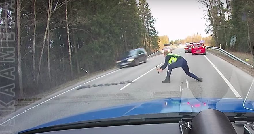Így állítja meg egy profi rendőr az ámokfutó autóst – videó