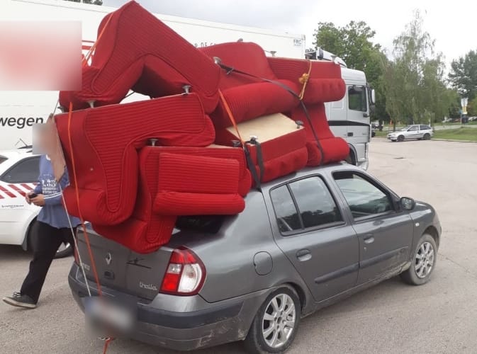 Túlzás volt hét fotelt felrakni a Renault Thalia tetejére