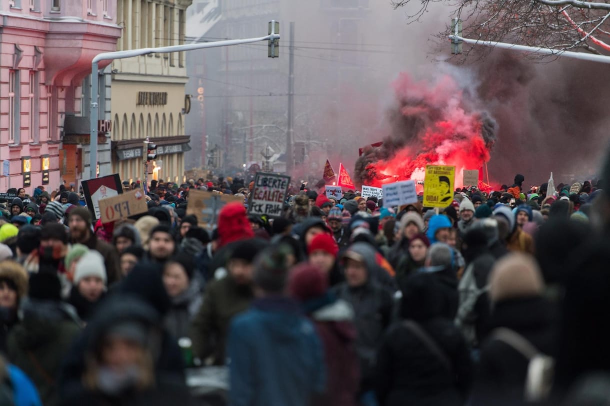 Az osztrákoknál is forró a helyzet, 17 ezren tüntettek a kormány ellen