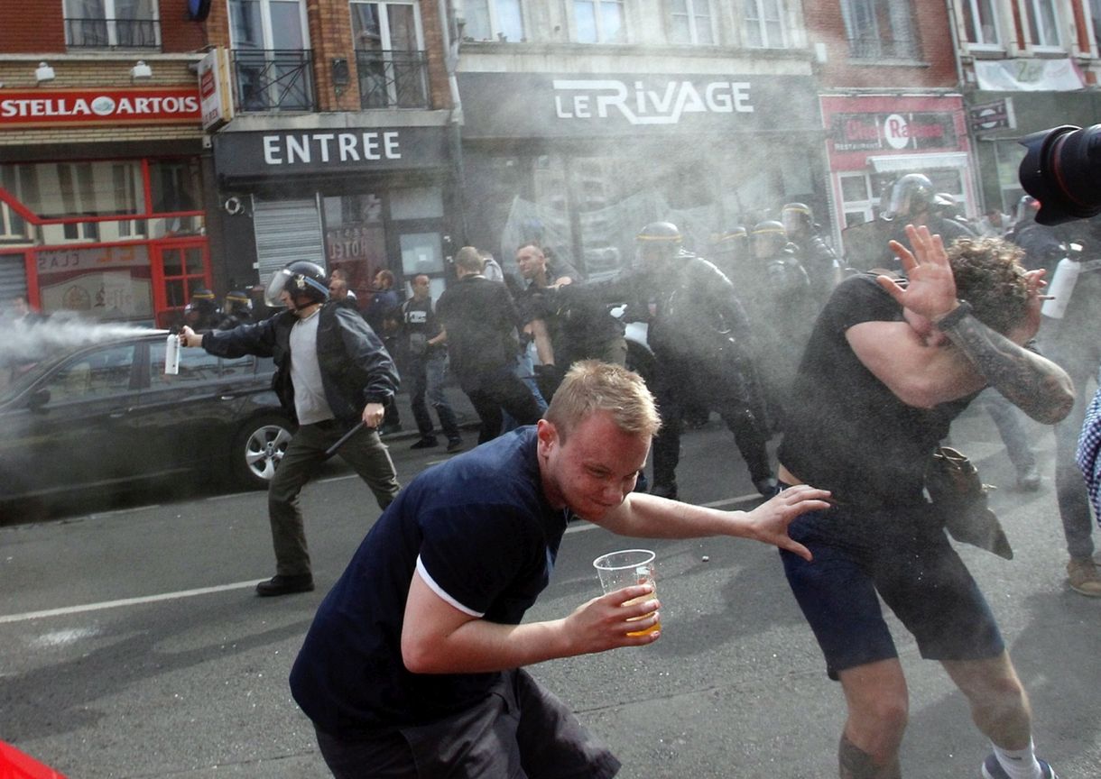 Videó: Így próbálták megfékezni a Lille-ben randalírozó angol szurkolókat