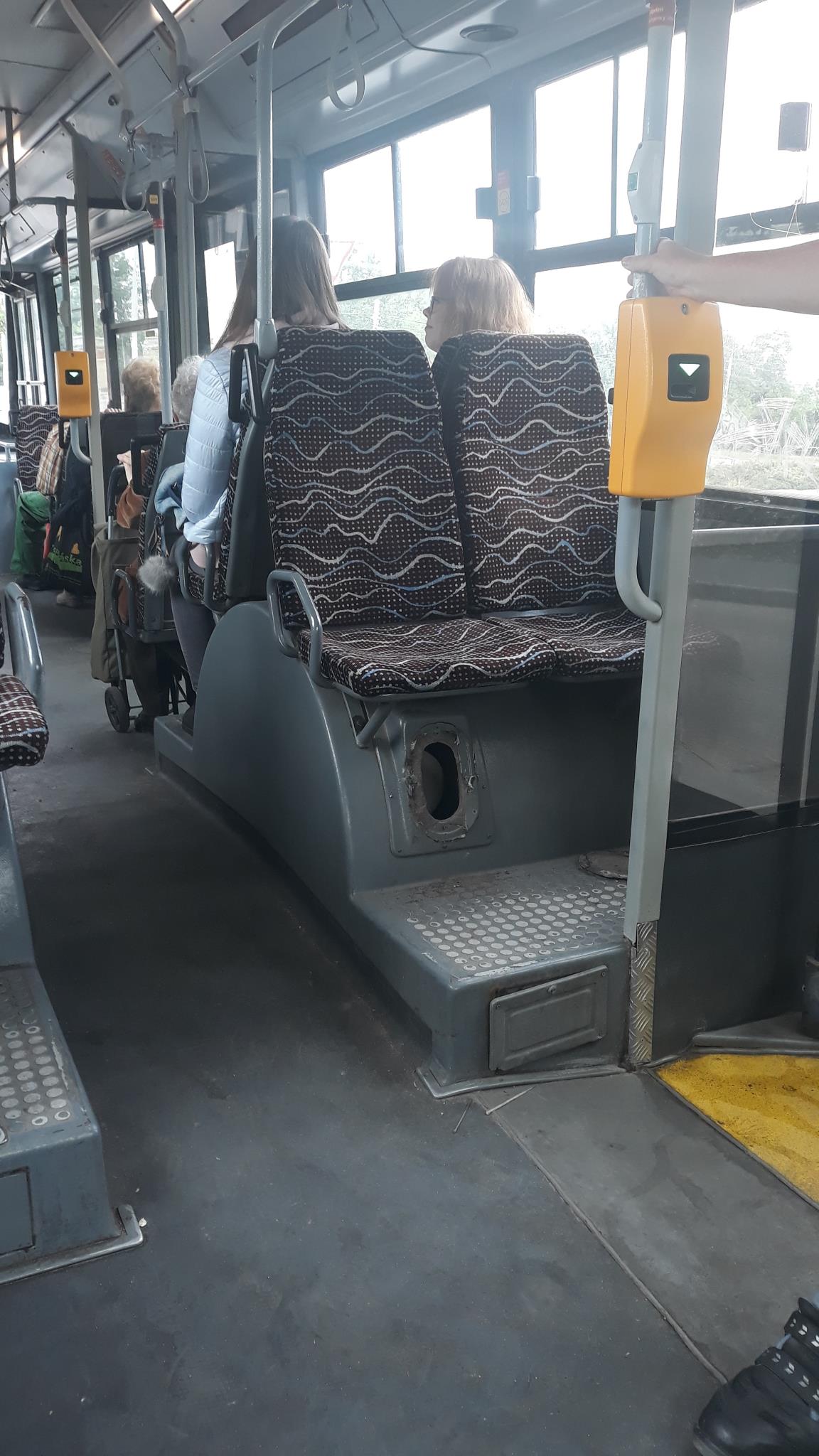 Hiányzott a busz aljáról egy fedél, bejött a füst az utastérbe