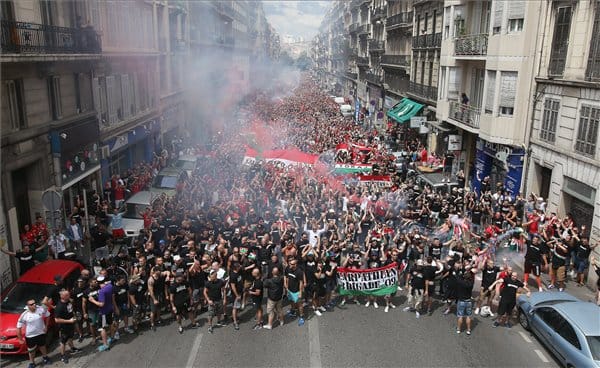 Már hangolnak a magyar ultrák Marseille-ben – videók