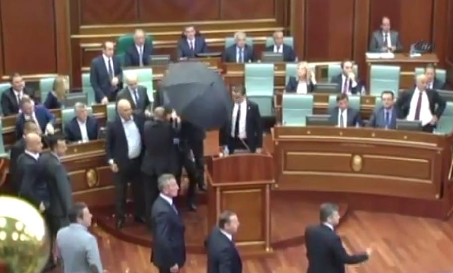 Tojással dobálták meg a koszovói kormányfőt a parlamentben – videó