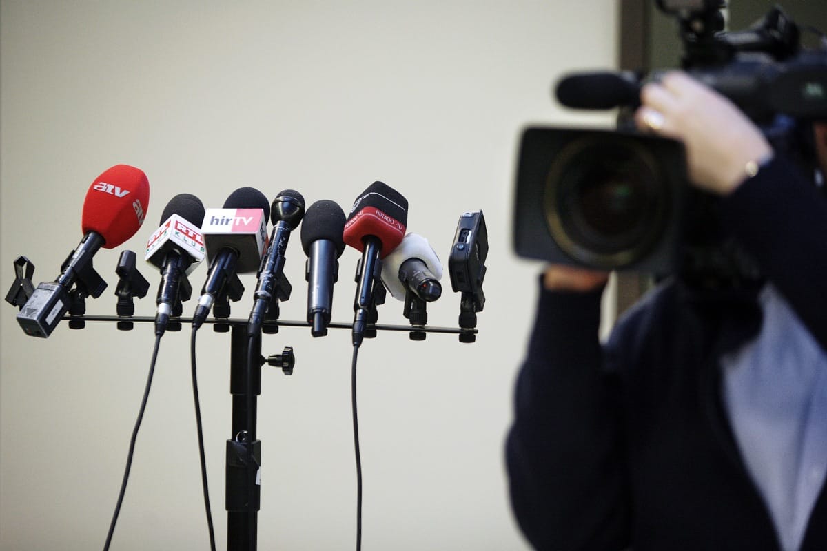 A közmédia szerint az ő szabadságukat sérti, ha ellenzékieket is be kell hívniuk