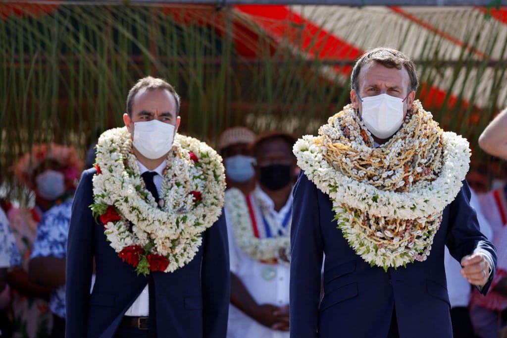 Macronnak annyira örültek, hogy szinte betemették virágokkal