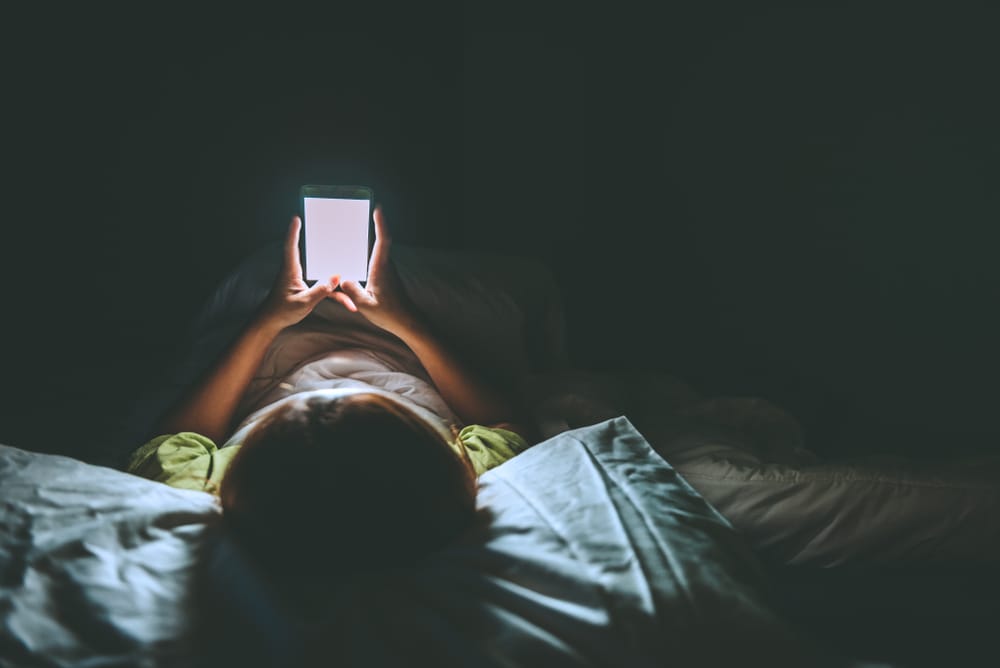 Emberi kapcsolatokat, éjszakákat tehet tönkre a mobilozás
