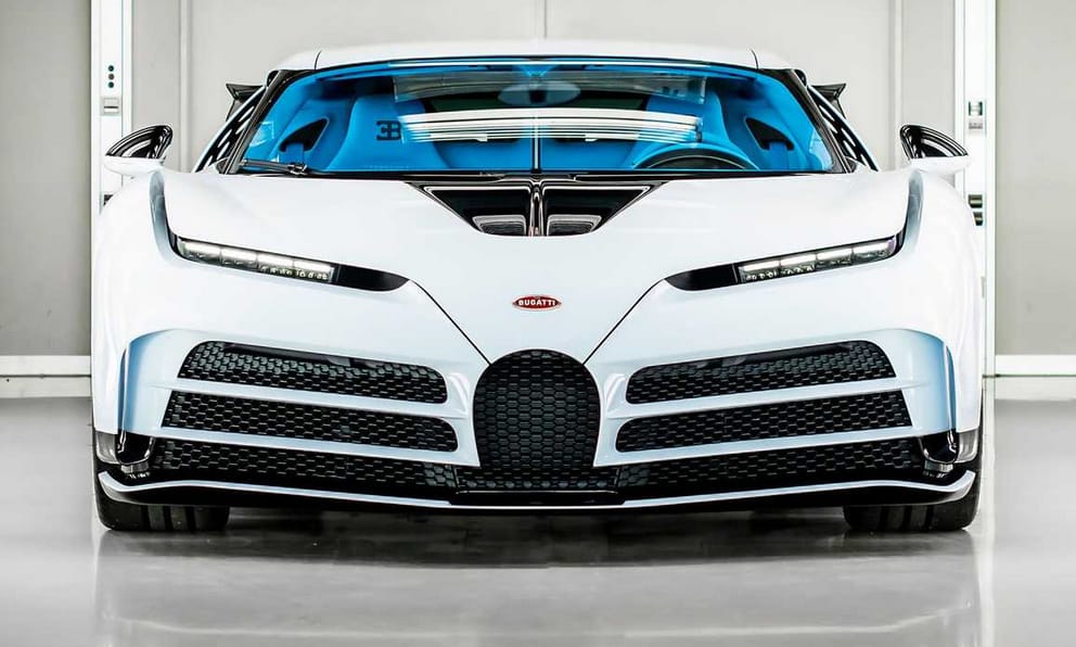 Átadták a 3,2 milliárd forintos Bugatti utolsó példányát, egy hófehér kocsit